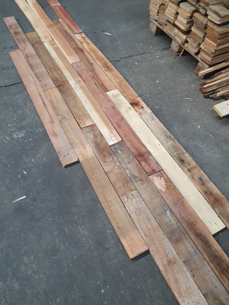 Goedkoop hout uit het Oosten: Proefpakket van Taipei recuperatie planken, afkomstig van havenpalletten.