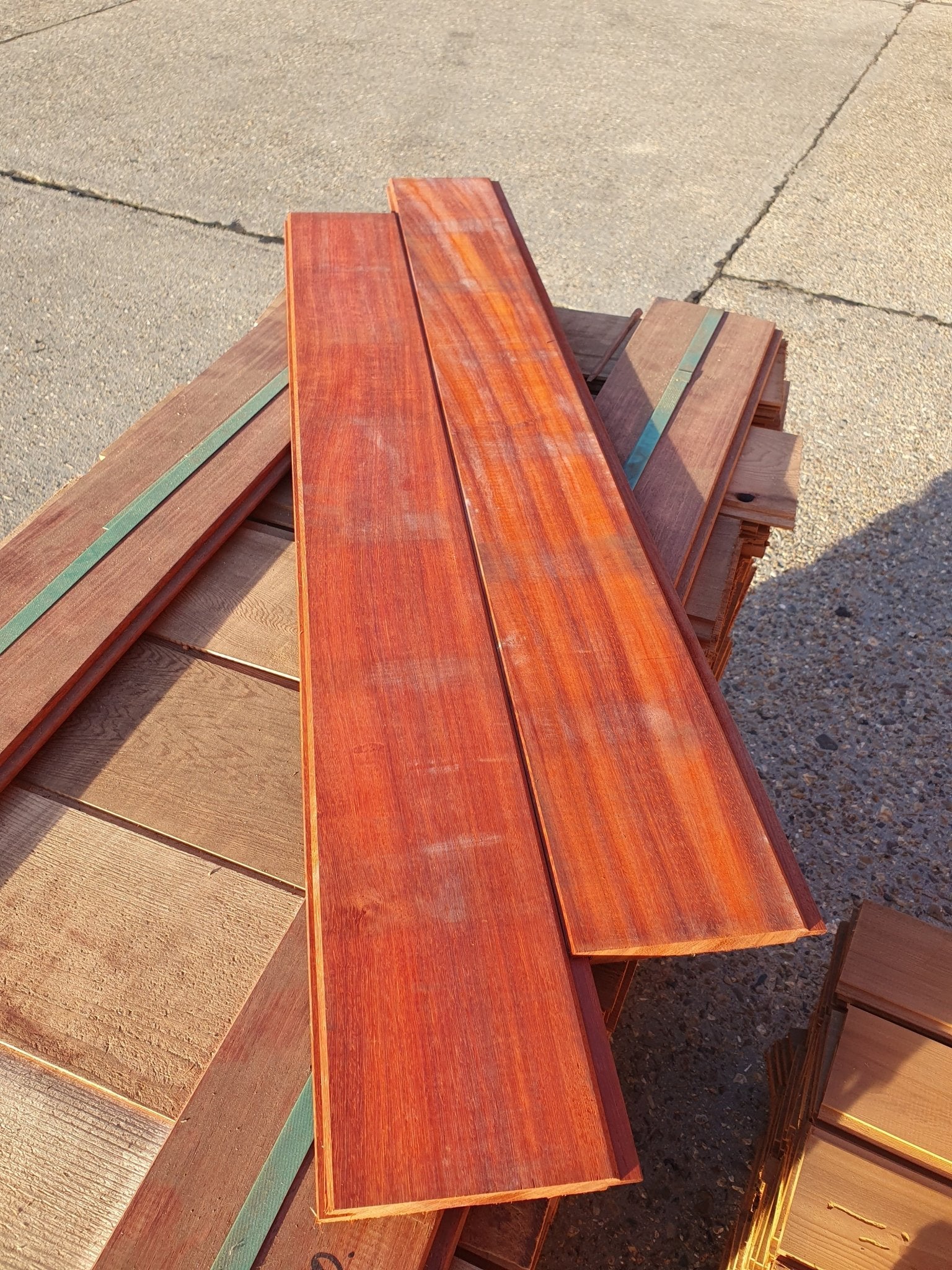Circulair bouwen met liefde voor hout: De verschillende lengtematen van de Padouk planken geven elk project een unieke touch.