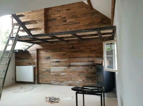 Gerecycleerd hout voor het plafond: Planken met karakteristieke structuur uit recuperatie.