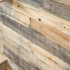 Detail van een gerecycleerde naaldhouten plank: Aandacht voor kleurschakeringen en kwaliteit.